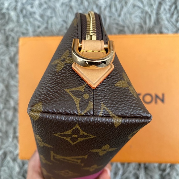 SOLD. Authentic LV cosmetic pouch from the Game on Collection! ♠️ ❤️ - Picture 6 of 10